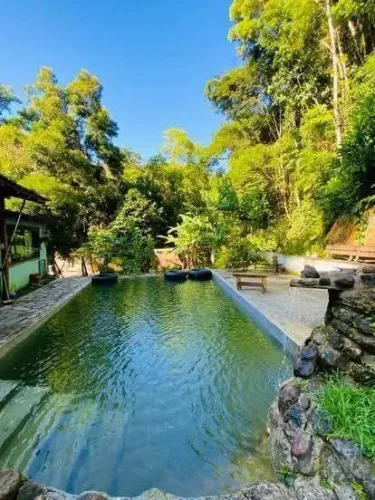 Pousada em Sana integrada à natureza 