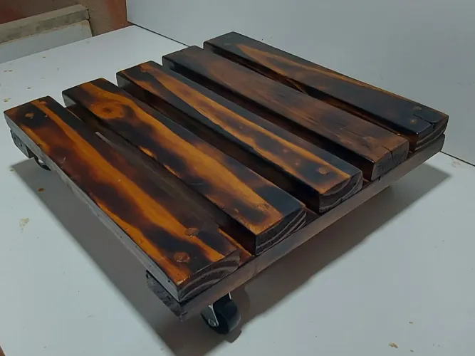 Suporte para botijão de gás e vasos de plantas com rodinhas