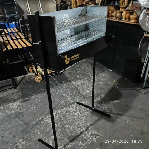 Churrasqueira de espetinhos profissional com pés reguláveis e chapa grossa
