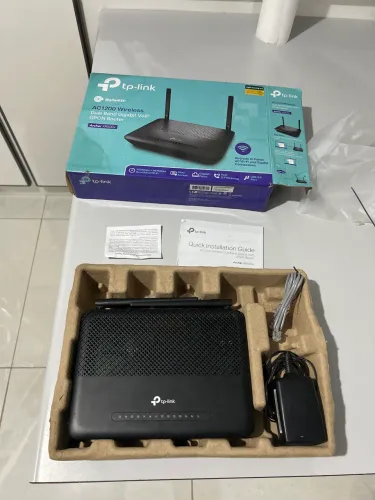 Roteador TP-Link Archer XR500v, um modelo ONT GPON VoIP Dual Band AC1200.
