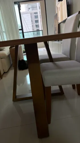 Mesa e cadeiras