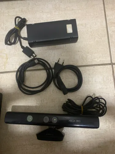 Vendo Xbox 360 sem nenhum defeito com kinect mantes e jogos(alguns originais)