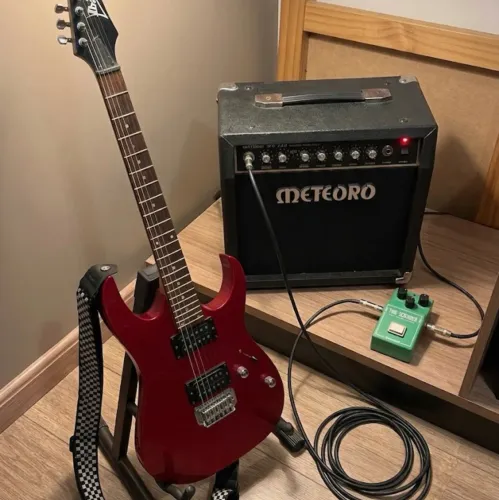 Guitarra ibanez GIO(regulada, cordas elixir) + amplificador meteoro