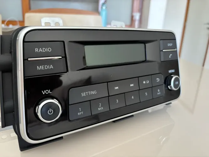 Rádio/Som original Nissan, retirado de Nissan Kicks.