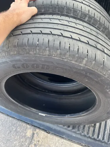 Par de Pneus Goodyear aro 17 215/60 (2 unidades)
