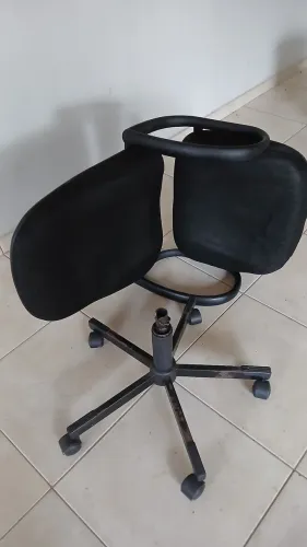 Cadeira diretor quebrada