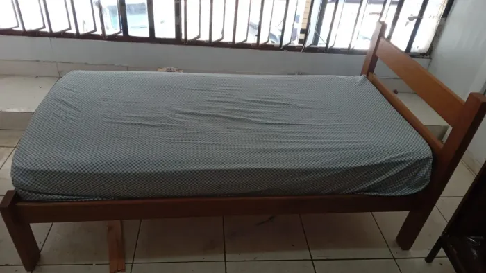 Cama usada (estrado levemente quebrado)