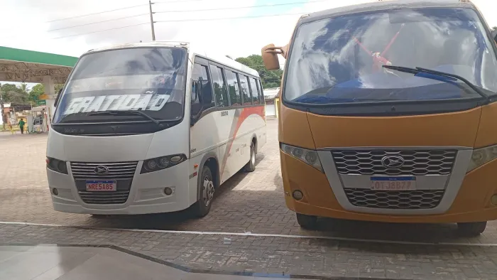 Fazemos fretes e turismo carros de 32lugares e de 19 lugares e com ar condicionado gelando