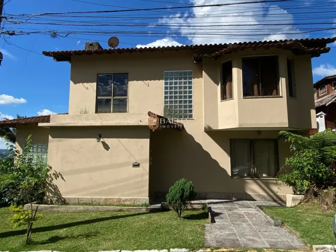Oportunidade na Granja Comary com vista do lago, casa com 250 m² e 4 quartos.