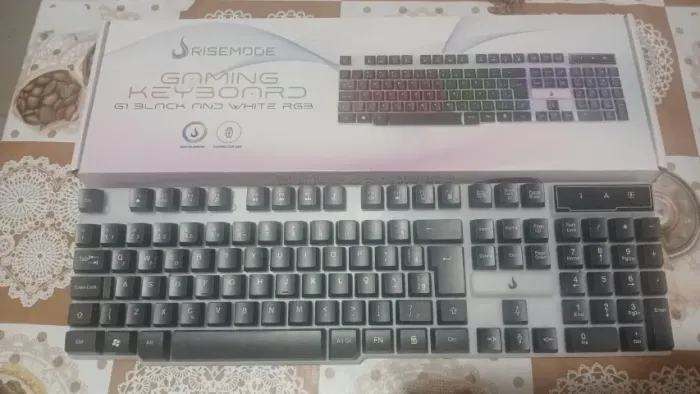 Teclado Rise Mode Preto e branco semi mecânico RGB, novo lacrado na caixa.