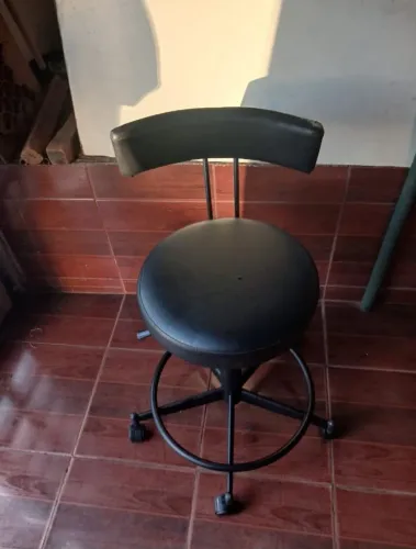 Cadeira Mocho Giratória Alta Com Encosto E Apoio De Pé