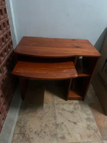 Mesa para Computador em Madeira - Compacta e Funcional | R$200