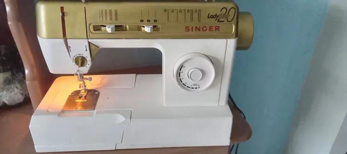 Maquina SINGER de costurar Ótima Funcionando 