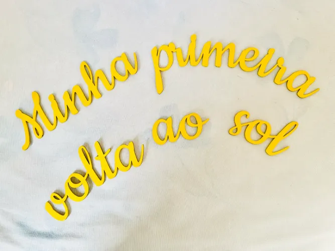 Frase ''Minha primeira volta ao sol'' em mdf 3mm pintado em amarelo