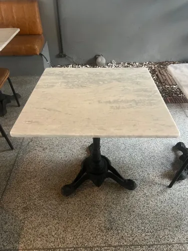 Mesa Vintage com Tampo de Pedra e Base de Ferro Fundido - 70x70