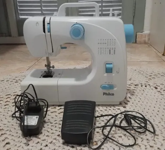 Máquina de costura Portátil Philco PMC16BP + pedal e fonte(ela liga mas não sei o defeito)