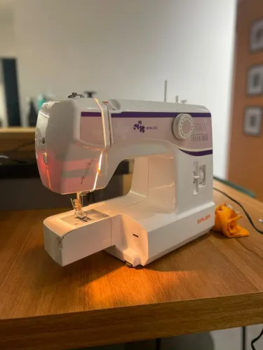 Máquina de Costura Siruba ? seminova, linda e pronta pra costurar hoje mesmo!