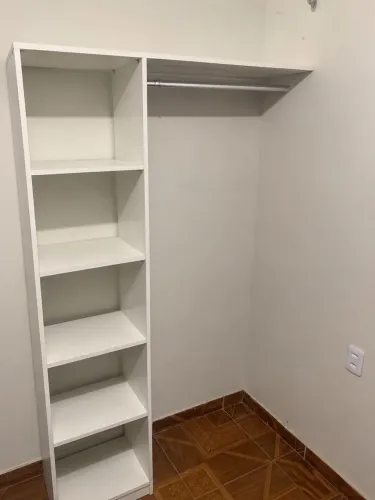 Closet solteiro em perfeito condições.