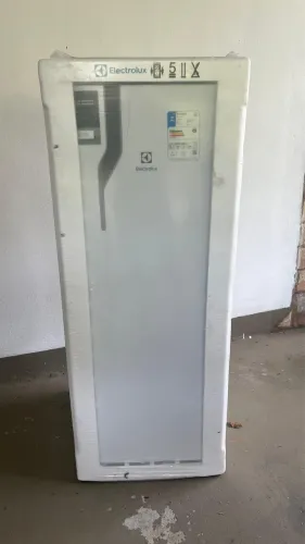 Geladeira 127v com 240 L - Nova 