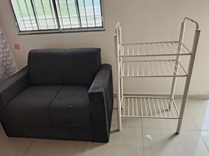 Vendo sofá 2 lugares e estande de ferro