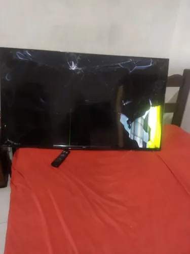 Tv Philco com tela quebrada para aproveitar as placas