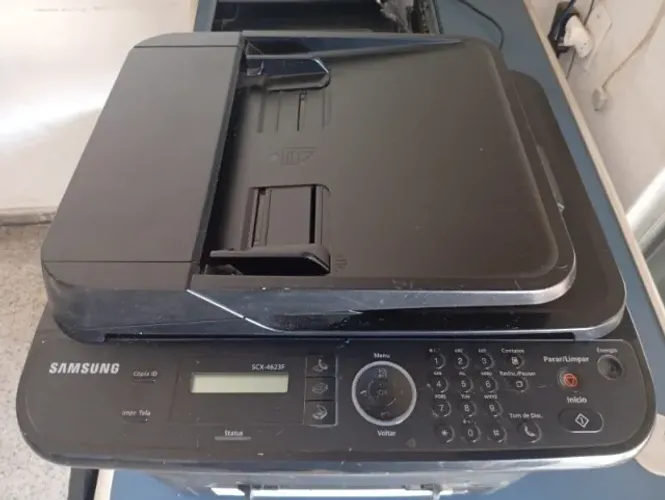 Impressora multifuncional laser Samsung SCX-4623F, precisa trocar o toner.