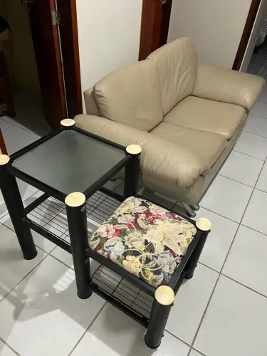Sofá em couro 2 lugares com mesinha lateral 