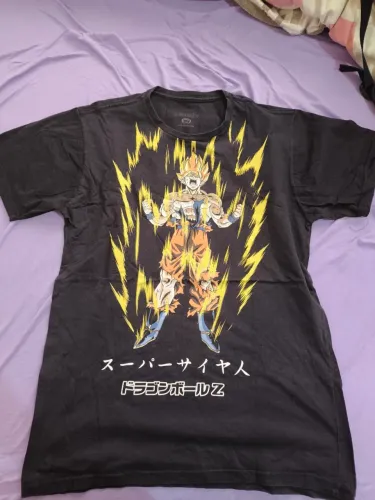 Camisa do Goku primeira transformação SSJ1 esbranquiçada e  manchada atrás dela 