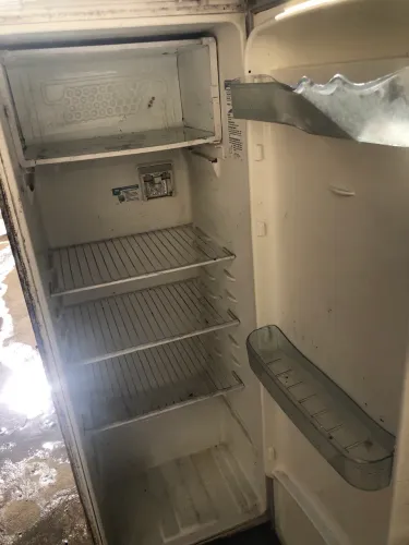 Vende se geladeira