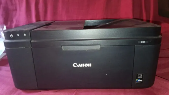 Vendo Impressora Canon E4210 está com os cartuchos secos e vai sem fonte, está parada