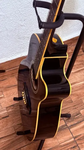 Violão seminovo