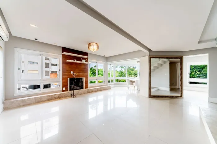 Cobertura duplex reformada com piscina privativa e vista panorâmica em Porto Alegre