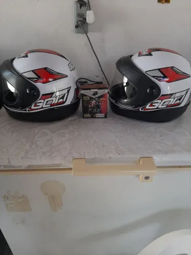 Vendo 2 capacetes da GOW na cor branca e 1 suporte de celular, tudo novo ,2 dias de uso