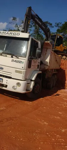 Ford cargo 2422 na caçamba 