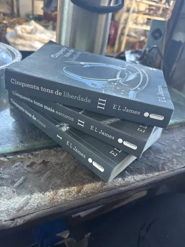 3 livros , cinquenta tons de liberdade, 50 tons mais escuros, 50 tons de cinza