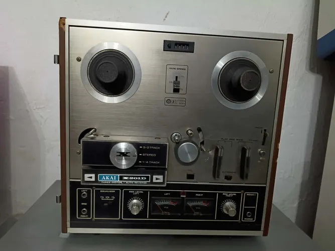 Gravador de rolo vintage Akai modelo X201D funcionando