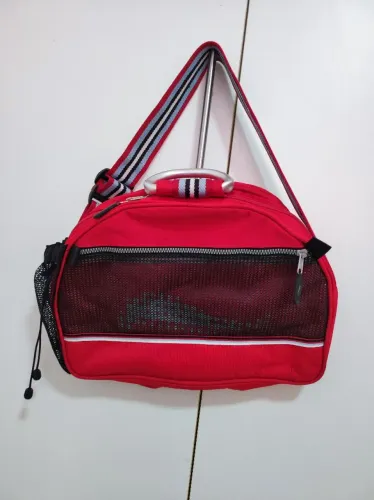 bolsa esportiva vermelha impermeável, nova - alça de ombro curta e outra de mão em aço 