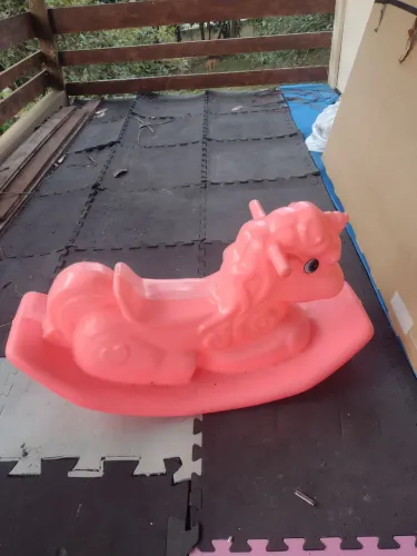 Cavalo upa upa e piscina de bolinha 