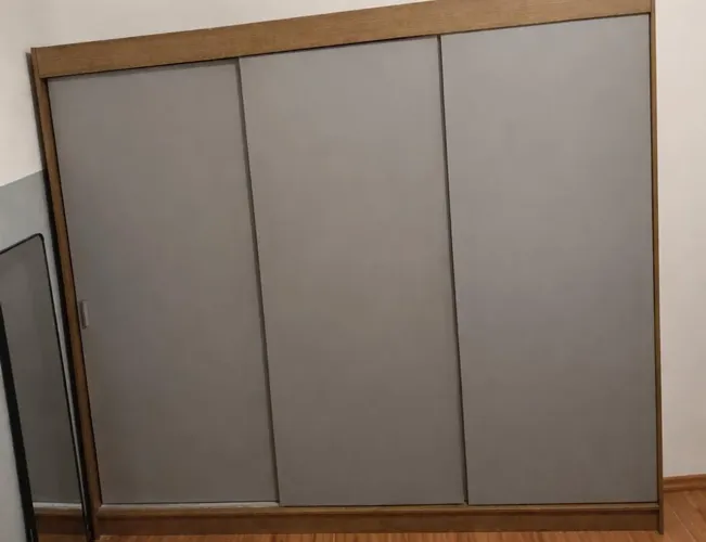 Armário casal, 3 portas, 4 gavetas, cabideiro e espaço para guardar cobertas e etc...
