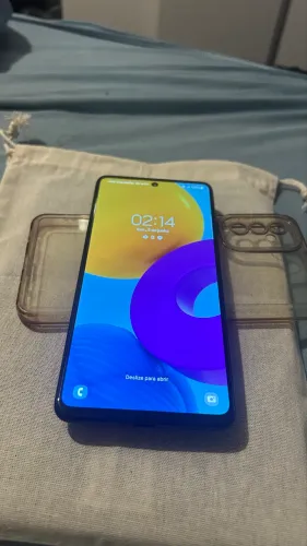 Samsung Galaxy M52 5G com tela Super AMOLED de 6,7 polegadas.