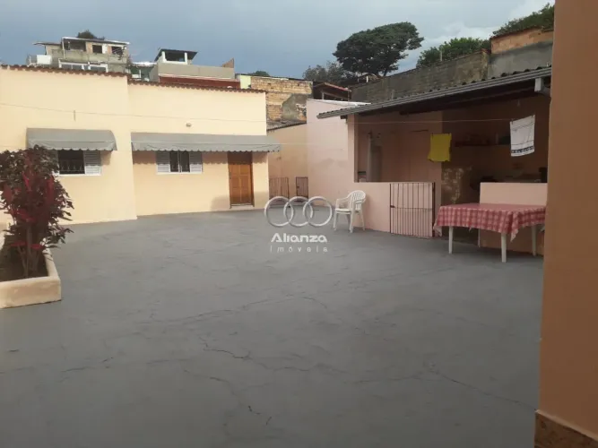 Casa com 4 quartos à venda no bairro Saudade!