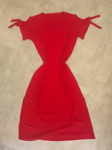 Vestido vermelho com design na mangas e amarração na cintura. G