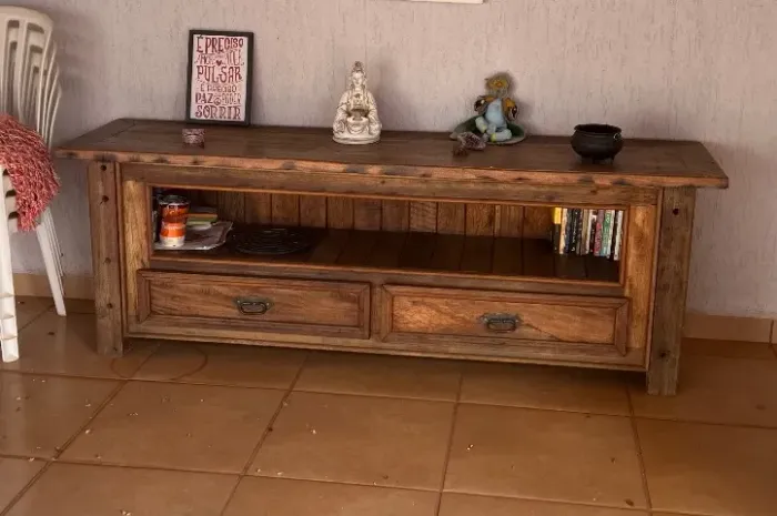 Rack rústico de madeira de demolição