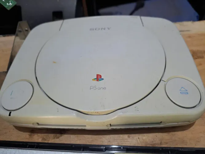 Vendo um vídeo game antigo PlayStation  1 só aparelho CD  não ler mais 
