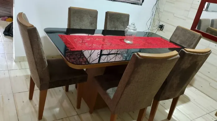 Mesa de jantar com 6 cadeiras.