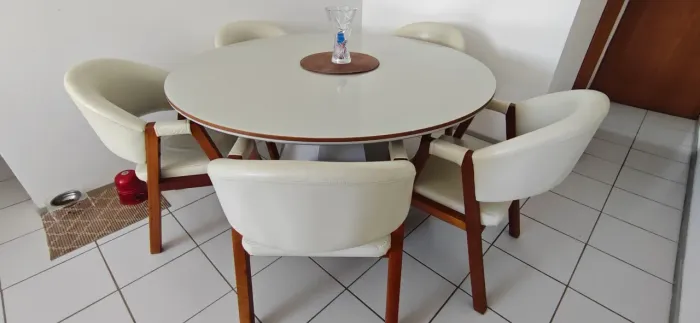 Mesa de alto padrão com 5 cadeiras (nova é mais de R$8.500)