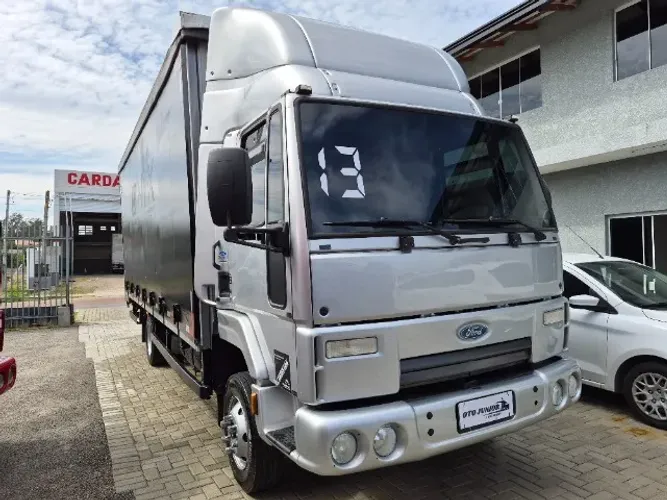 Ford/ Cargo 816 S 2013 com Baú Sider