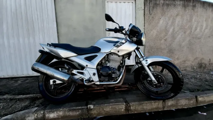 Vende-se CBX Twister 250/300 . 2.099 km/s rodados . Moto supebem cuida. Não troco só venda