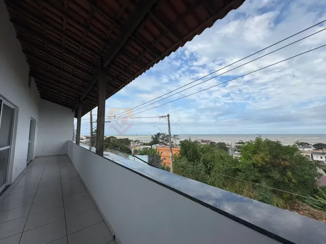 Casa no pavimento superior 3 quartos com suíte e vista para o mar