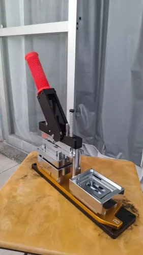 Máquina para ímãs 5,2 x 8 cm + cortadora + 100 insumos. Kit completo. 
